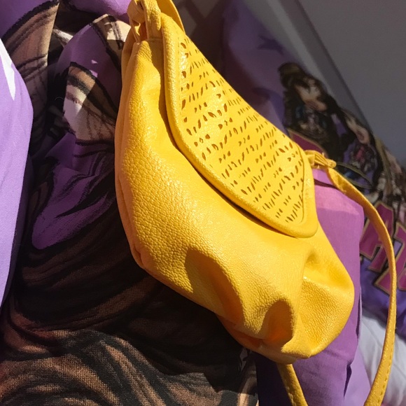 ADORABLE Yellow little crossbody bag with cute Floral Pattern 🥰 - Picture 2 of 9